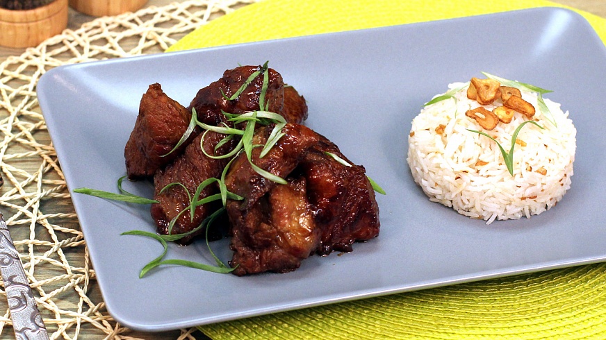 Адобо из свинины по-филиппински и жареный рис с чесноком